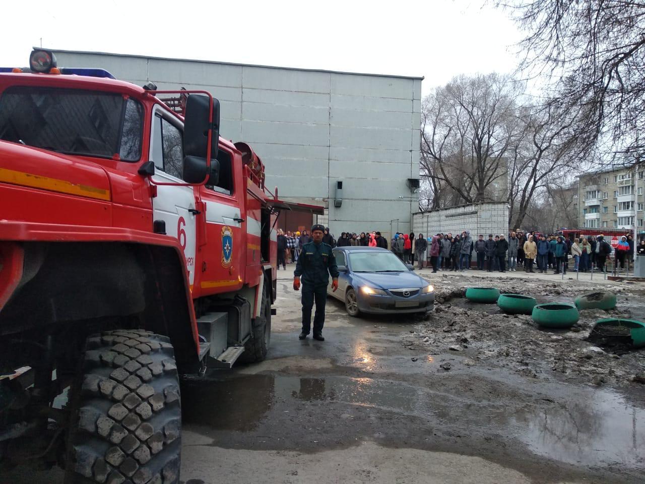Фото 600 человек эвакуировались из горящего общежития в Новосибирске 4